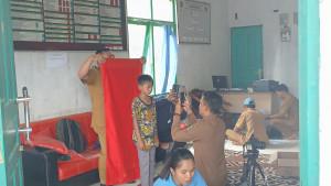 Petugas-Disdukcapil-Kabupaten-Balangan-melakukan-proses-foto.jpg