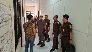 Petugas-Kejari-Batola-sedang-melakukan-penggeledahan-di-Kantor-DPMD-Batola.jpg
