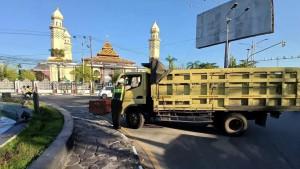 Petugas-Sat-Lantas-Polresta-Banjarmasin-saat-menindak-sejumlah-truk1.jpg