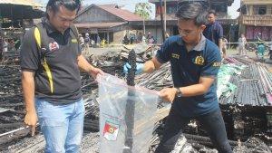 Petugas-Unit-Identifikasi-Polres-Hsu-di-lokasi-bekas-kebakaran-Desa-Kandang-Halang-Selasa-26092023.jpg
