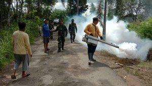Petugas-dari-Dinas-Kesehatan-Tapin-melakukan-fogging-di-Kecamatan-Hatungun1.jpg