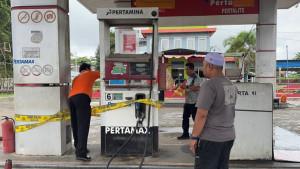 Petugas-dari-Polres-HSU-saat-melepas-garis-polisi.jpg