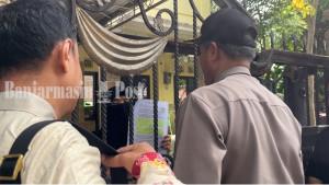 Petugas-juru-sita-dari-Pengadilan-Negeri-Banjarmasi.jpg