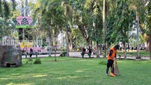 Petugas-kebersihan-lakukan-penyapuan-taman-di-amuntai.jpg