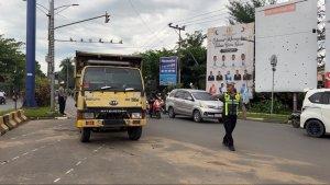 Petugas-kepolisian-saat-merazia-salah-satu-truk-angkutan.jpg