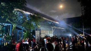 Petugas-kepolisian-terlihat-memasang-garis-polisi-di-sekitar-rumah-yang-terbakar.jpg