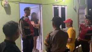 Petugas-melakukan-penggeledahan-di-kamar-kos-MA-di-Guntung-Paring.jpg