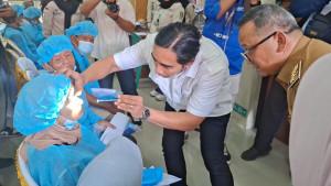 Petugas-saat-memperlihatkan-kondisi-mata-pasien-penderita-katarak-kepada.jpg