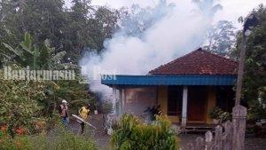 Petugas-sedang-memfogging-di-Desa-Karangrejo-Kecamatan-Karang-Bintang-12.jpg