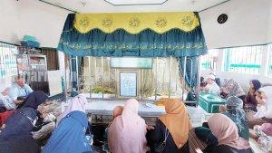 Peziarah-dalam-dan-luar-kalsel-saat-di-Makam-Habib-Basirih-Banjarmasin-Rabu-08062022.jpg