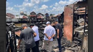 Pihak-Pemko-Banjarmasin-meninjau-salah-satu-rumah-yang-terdampak-pada-kebakaran.jpg