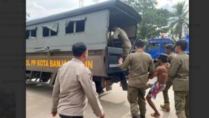 Pihak-kepolisian-bersama-dengan-Sat-Pol-PP-mengamankan-pemuda-yang-diduga-ODGJ.jpg