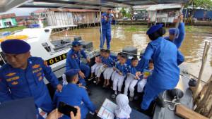 Pihak-kepolisian-bersama-dengan-siswa-siswi-SDN-Alalak-Utara-3.jpg