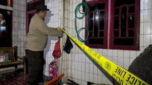 Pihak-kepolisian-saat-memasang-garis-polisi-dss.jpg