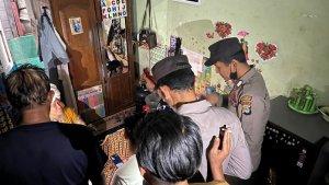 Pihak-kepolisian-saat-mendatangi-rumah-duka-bocah-tersetrum.jpg