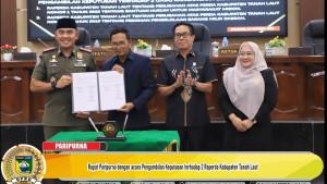 Pimpinan-DPRD-Tala-bersama-Bupati-memperlihatkan-dokumen-pengesahan-dua-raperda.jpg