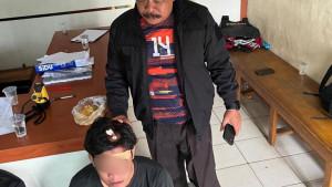 Plh-Kapolsek-Muara-Uya-Iptu-Sunaryo-perlihatkan-korban-yang-alami-luka-di-kepala.jpg
