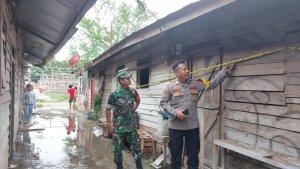 Police-line-terpasang-pada-lokasi-penemuan-mayat-atas-nama-Pertise-65-di-Kelurahan-Mabuun.jpg