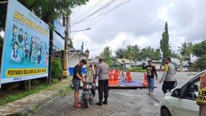 Polisi-dari-Polsek-Tapin-Utara-mengecek-kondisi-sepeda-motor.jpg