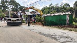 Polisi-dibantu-alat-dengan-alat-berat-evakuasi-peti-kemas-yang-terjatuh-di-muara-pitap.jpg