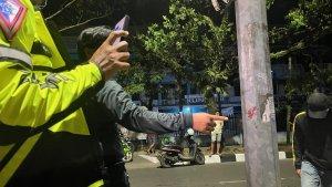 Polisi-lakukan-olah-TKP-di-lokasi-kecelakaan-lalu-lintas-yang-tewaskan-petugas.jpg
