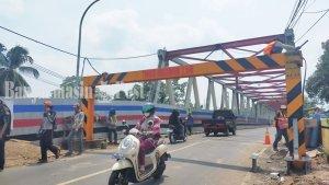 Portal-kokoh-di-kedua-ujung-Jembatan-Paringin-Balangan-Kalsel-Rabu-30082023-5-5.jpg