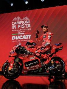 Postrer-promosi-Marc-Márquez-sebelum-balapan-MotoGP-Thailand-2025.jpg