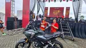 Presiden-Direktur-PT-Trio-Motor-Rita-Wijaya-menyerahkan-hadiah-undian-sepeda-motor.jpg