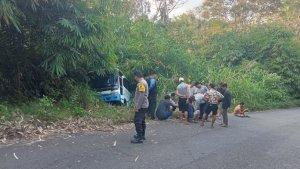 Proses-evakuasi-Bus-Damri-yang-terperosok-ke-jurang-di-Desa-Lumpangi.jpg