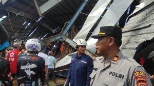 Proses-evakuasi-korban-gudang-karet-yang-ambruk-di-Desa-Lianganggang.jpg