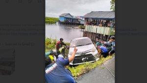 Proses-evakuasi-mobil-tercebur-di-Desa-Muning-Tengah-Kecamatan-Daha-Selatan.jpg