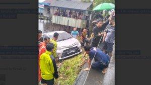 Proses-evakuasi-mobil-tercebur-di-Muning-Tengah-Daha-Selatan-HSS.jpg