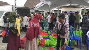 Puluhan-ibu-ibu-rumah-tangga-dan-driver-ojek-online-ojol-antusias-beli-sembako-murah.jpg