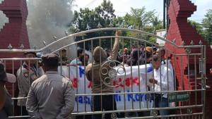 Puluhan-orang-tua-siswa-tingkat-SD-dan-SMP-di-Kota-Cirebon-menggelar-aksi-unjuk-rasa.jpg