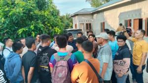 Puluhan-warga-menggerebek-yang-rumah-ZS-yang-mengaku-sebagai-petugas-rekrutmen-PT-PP.jpg