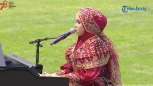 Putri-Ariani-menyanyi-sambil-memainkan-piano-di-momen-HUT-ke-78-RI.jpg