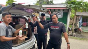 Pwtugas-Polsek-Muara-Uya-perlihatkan-puluhan-botol-alkohol-yang-disita-Minggu.jpg
