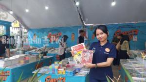 RAMAI-BELI-BUKU-Pengunjung-mulai-ramai-membeli-buku-ds.jpg