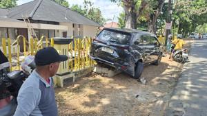 RINGSEK-Mobil-Xenia-Hitam-tampak-ringsek-ud.jpg