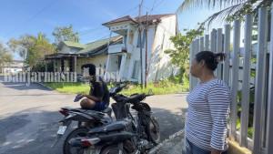 RUMAH-MIRING-Raut-cemas-kebingungan-terlihat-dar.jpg