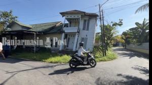 RUMAH-RUBUH-Sebuah-rumah-di-Komplek-Saka-Agung11.jpg