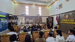 Rakor-Forkopimda-Banjarbaru-bersama-pihak-terkait-membahas-program-MBG.jpg