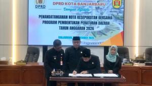 Rapat-Paripurna-DPRD-Kota-Banjarbaru-mengesahkan-tiga-Raperda.jpg