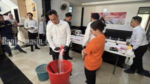 Ratusan-gram-sabu-milik-Magdalena-dimusnahkan-dengan-cara-dilarutkan-ke-air-detergen.jpg