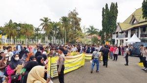Ratusan-warga-Desa-Gunungraja-demo-di-Kantor-Bupati-Tanah-Laut-Tala-Senin-09102023.jpg