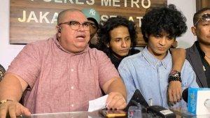 Razman-Nasution-dan-Vadel-Badjideh-usai-pemeriksaan-di-Polres-Metro-Jaksel.jpg