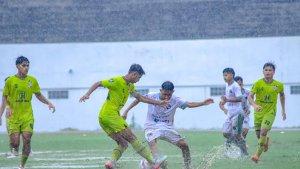Rebut-Bola-Barito-Putera-vs-PSBS-Biak-s.jpg