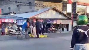 Rekaman-video-pegawai-Indomaret-gunakan-banner-untuk-tutupi-jenazah-korban-tertabrak-truk.jpg