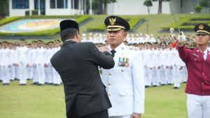 Rektor-IPDN-Dr-Halilul-Khairi-memberikan-anugerah-istimewa-kepada-Bupati-Tala.jpg