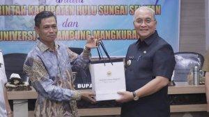 Rektor-ULM-Prof-Ahmad-Alim-Bachri-dan-Bupati-HSS-H-Achmad-Fikry-Senin-12062023.jpg